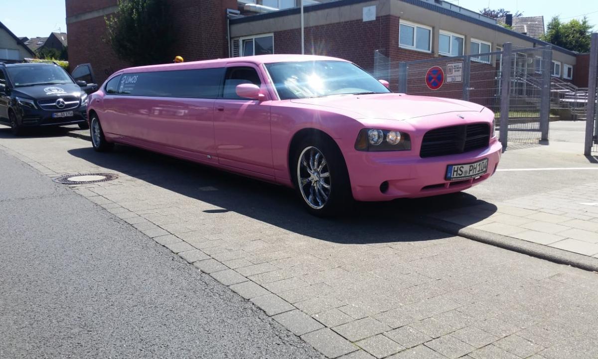 Mönchengladbach Pretty in Pink Dodge Limo