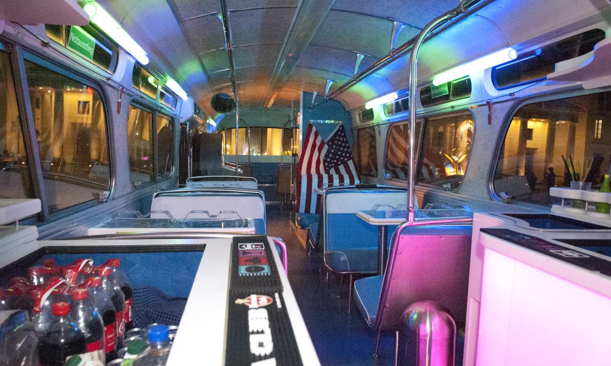 Berlin Greyhound Partybus 7