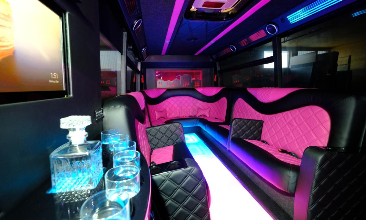 Gelsenkirchen Pretty in Pink Partybus