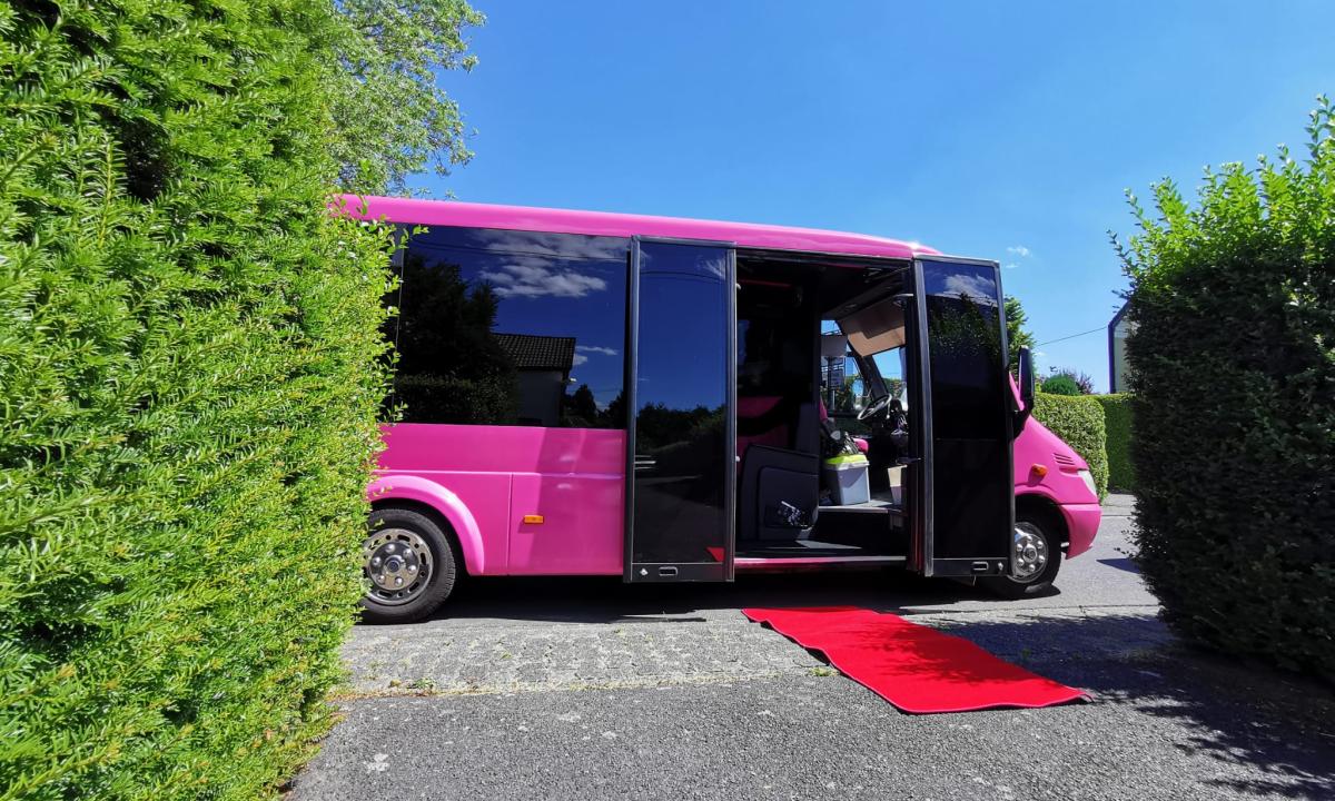 Gelsenkirchen Pretty in Pink Partybus