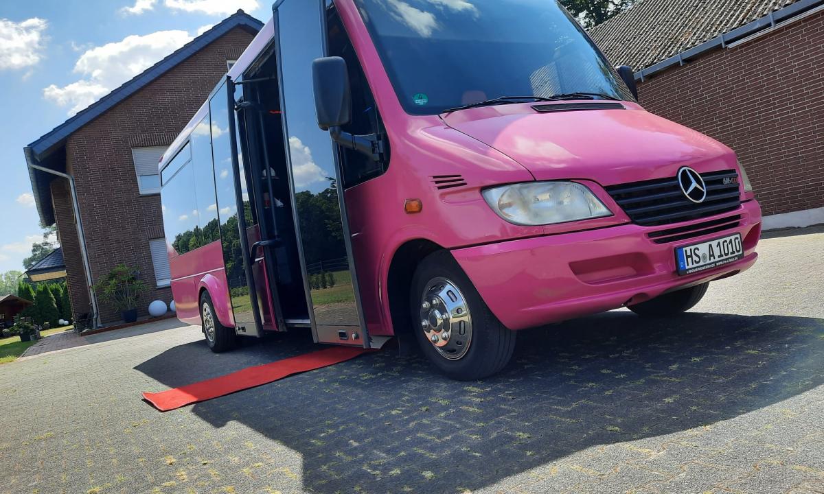 Gelsenkirchen Pretty in Pink Partybus
