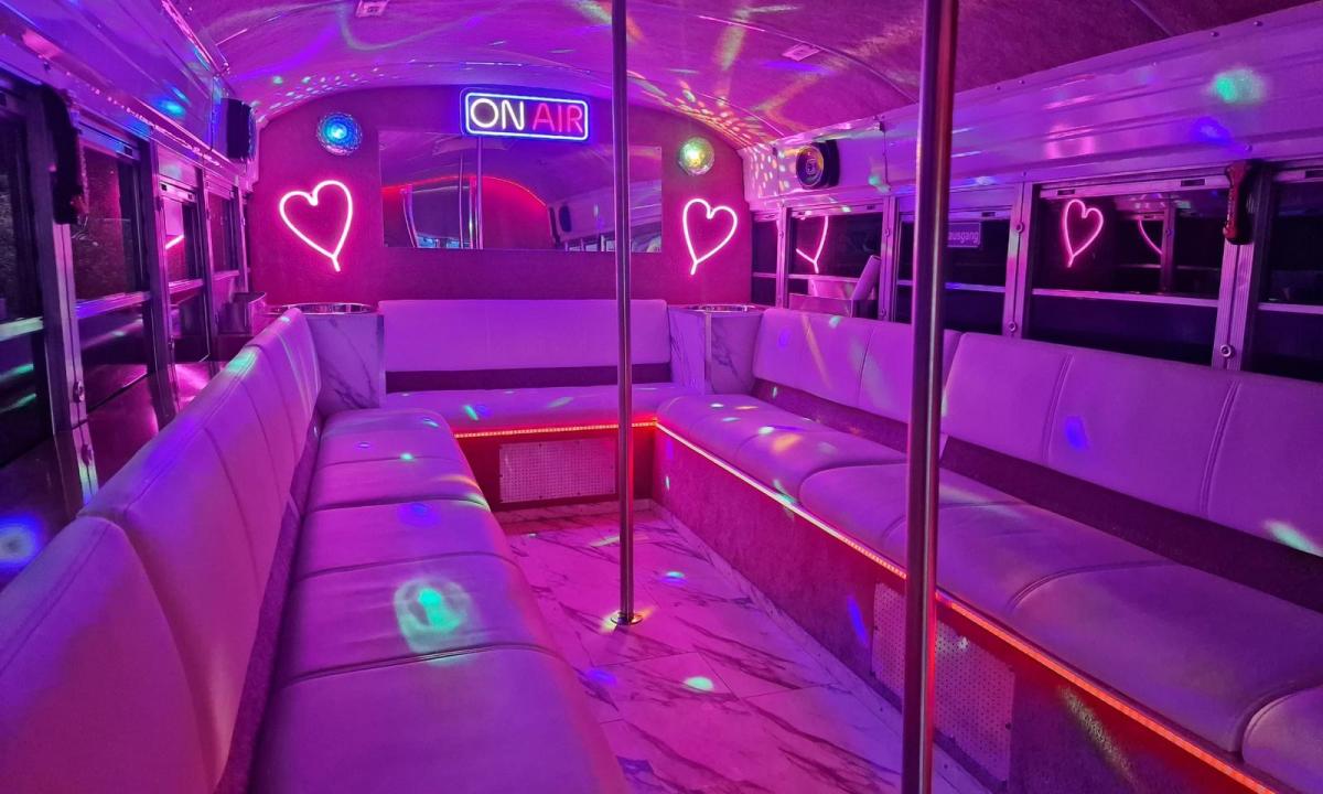 Düsseldorf Pretty in Pink Partybus