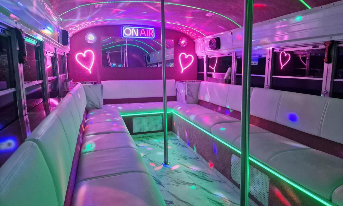 Düsseldorf Pretty in Pink Partybus