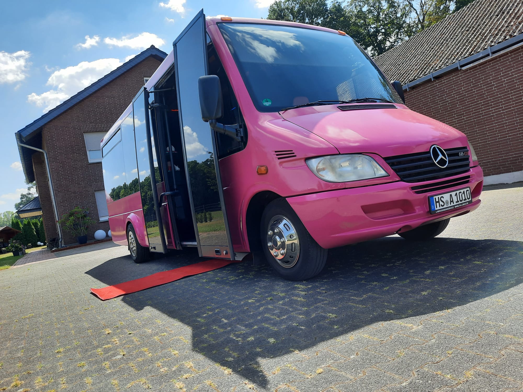 Köln Pretty in Pink Partybus