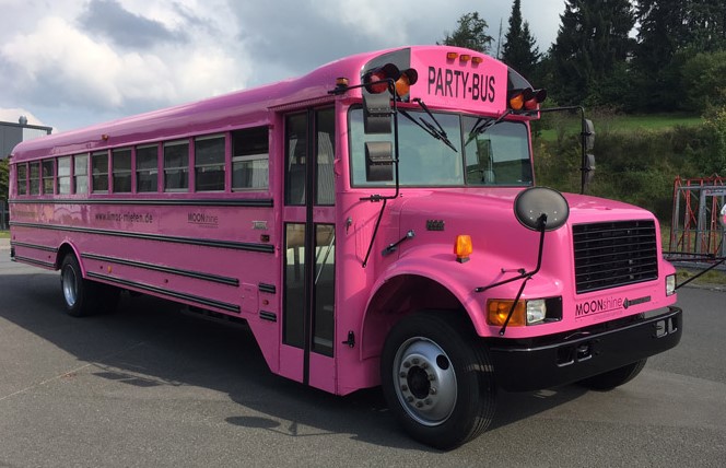 Dortmund pinker Highschool Partybus